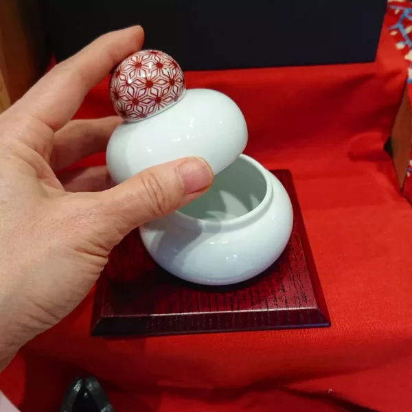 鏡餅の中に入れられる