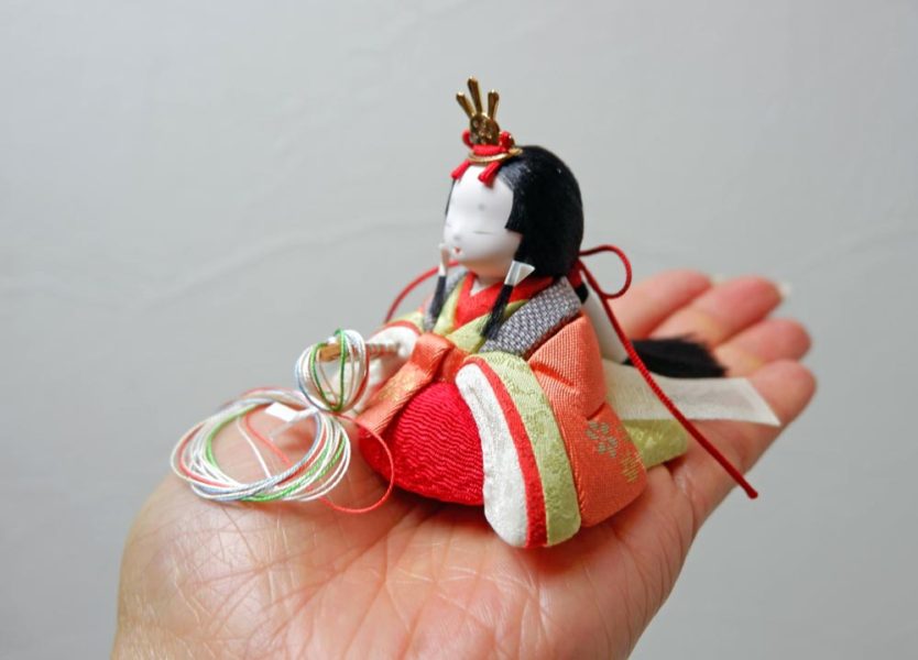 手のひらに乗るサイズのおひなさま。とのとひめ